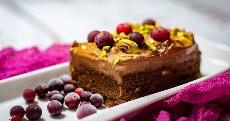 Šokolaadikook pistaatsiapähklite ja marjadega