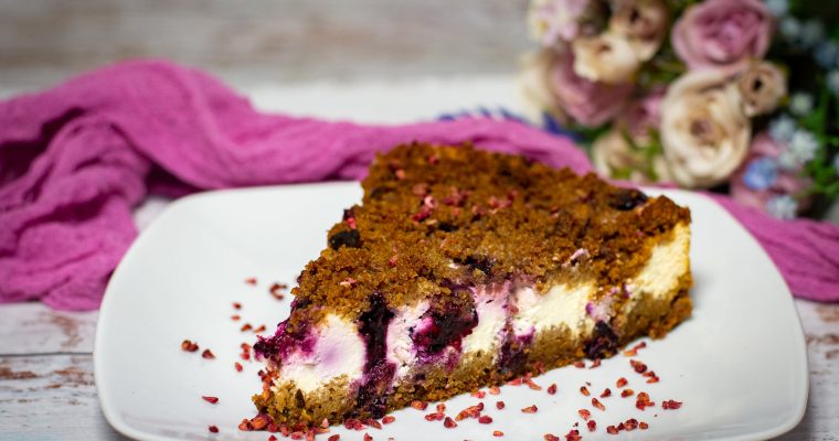 Rukkileiva-kohupiimakook mustsõstardega