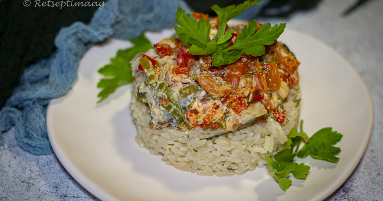 Kreekapärane ahjukala köögiviljadega riisipadjal