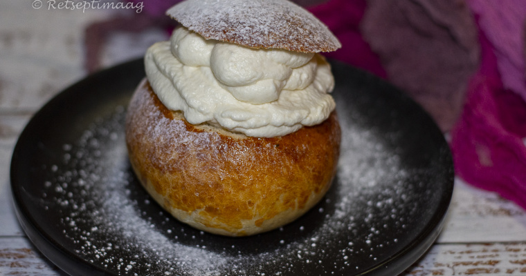 Vastlakuklid vahukoore ja pohlamoosiga