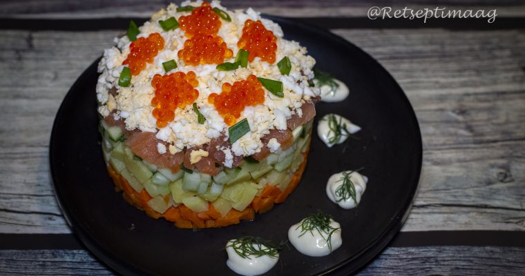 Pidupäeva salat lõhe ja kalamarjaga